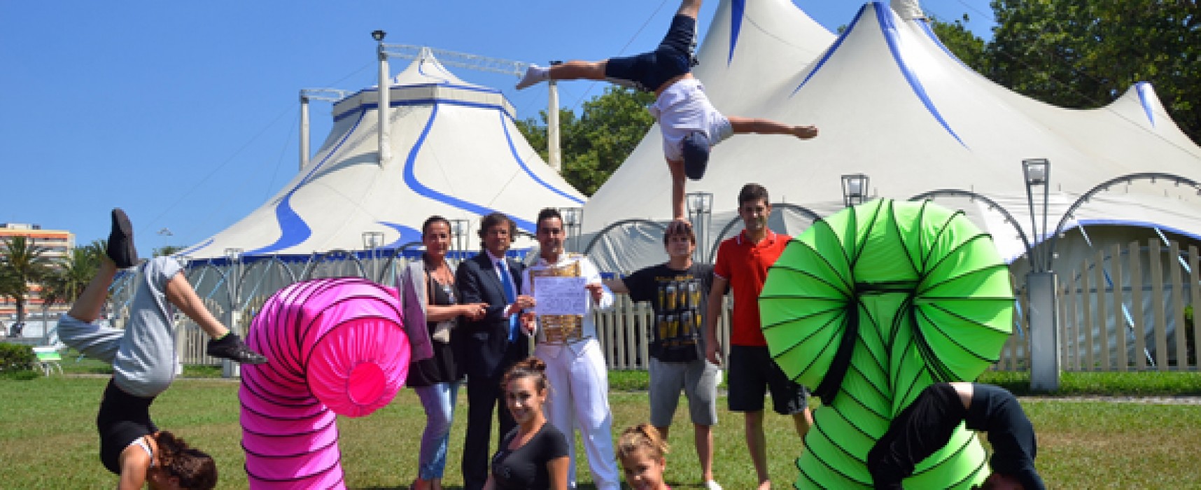 Circo Quimera entrega 3.000 euros al programa santanderino «Apadrina una familia»