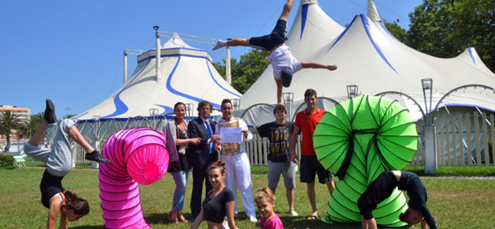 Circo Quimera entrega 3.000 euros al programa santanderino «Apadrina una familia»