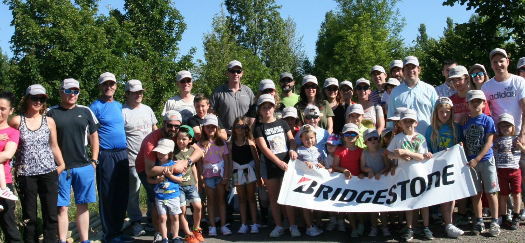 Trabajadores de Bridgestone repueblan con sus hijos el entorno natural de Reocín